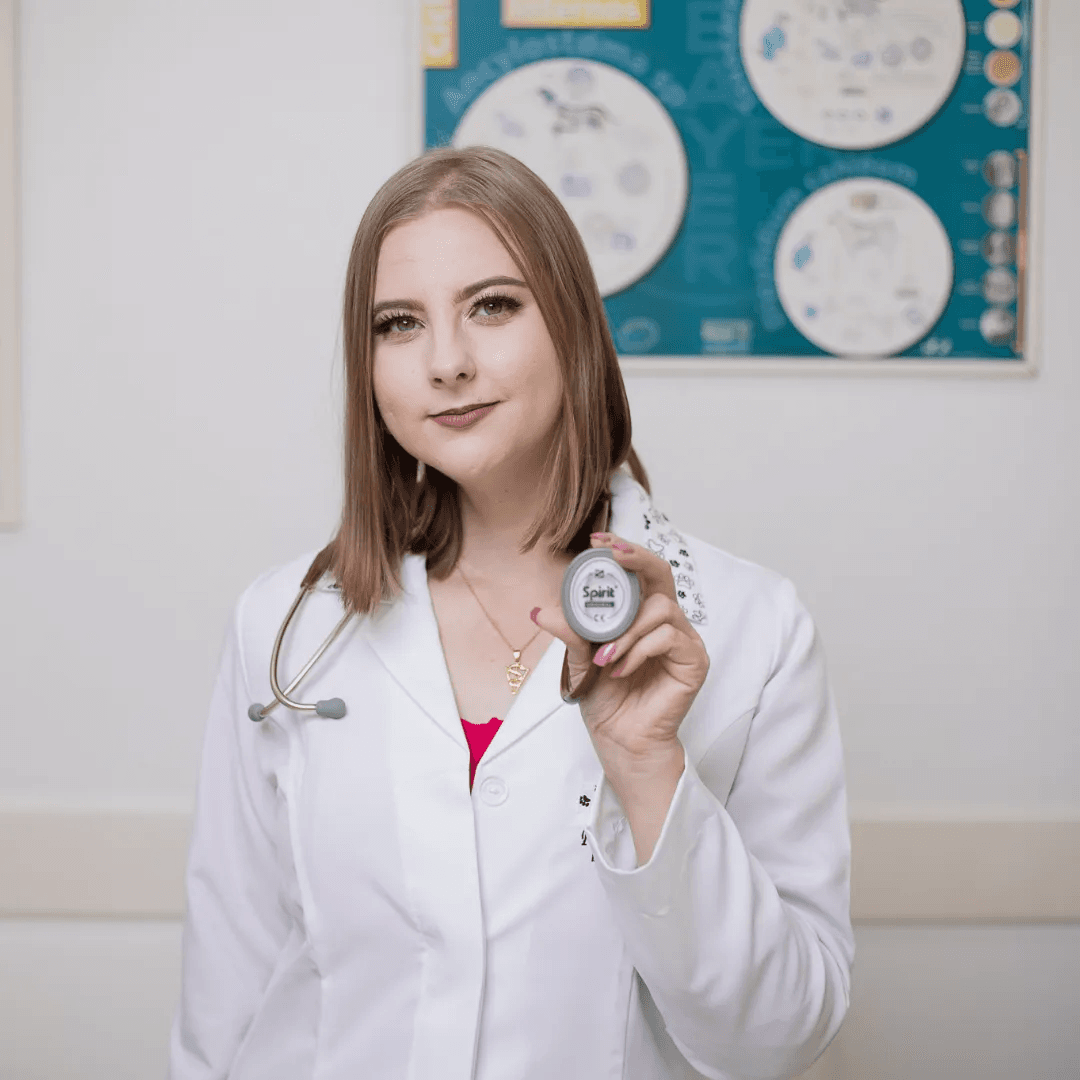 Dra. Francesca Lopes Zibetti, médica veterinária, segurando um estetoscópio